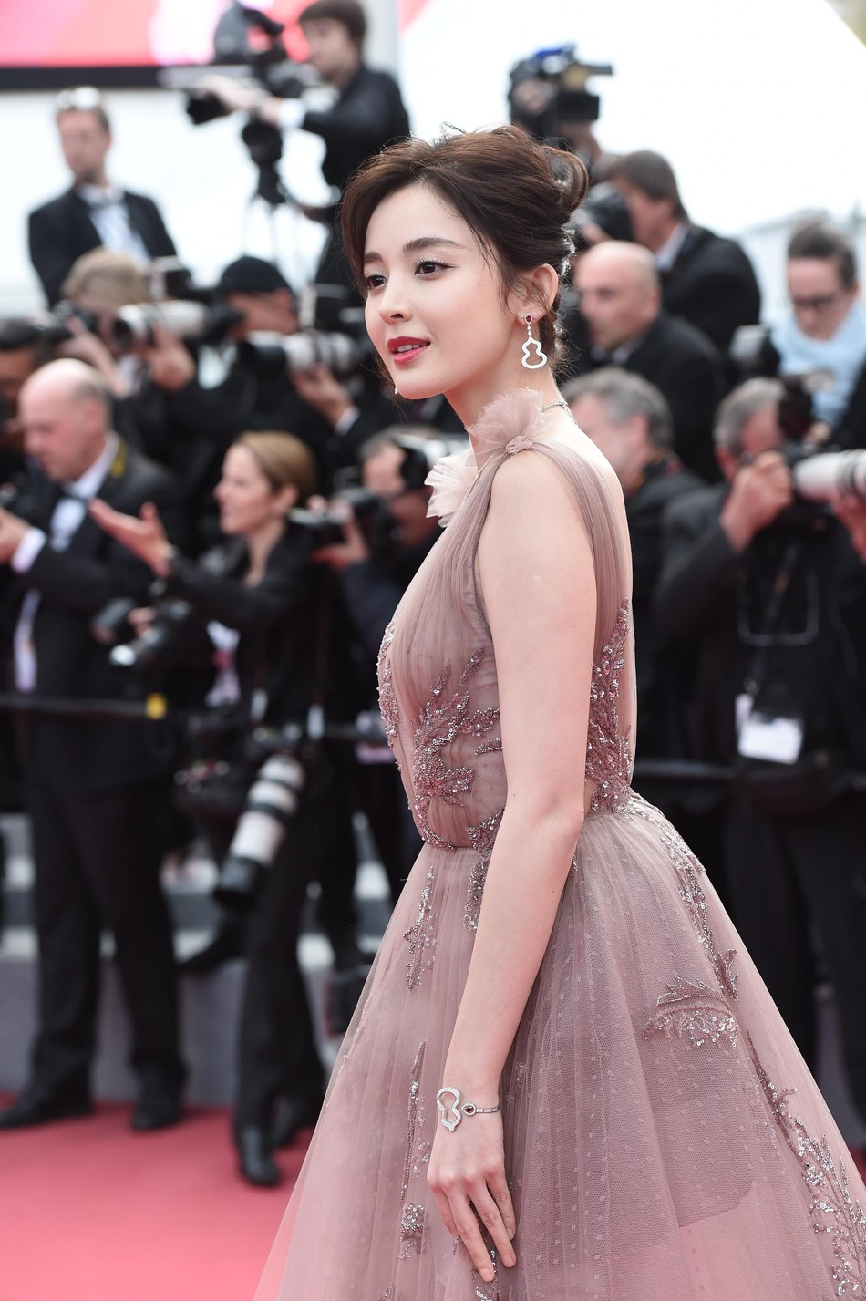 Cannes 2018: Vắng bóng Phạm Băng Băng, mỹ nhân Tân Cương được cư dân mạng khen ngợi hết lời Cannes 2018: Vắng bóng Phạm Băng Băng, mỹ nhân Tân Cương được cư dân mạng khen ngợi hết lời